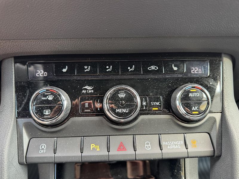 Škoda Karoq 2.0TDi SportLine MAX Výbava - fotka 19 z 35
