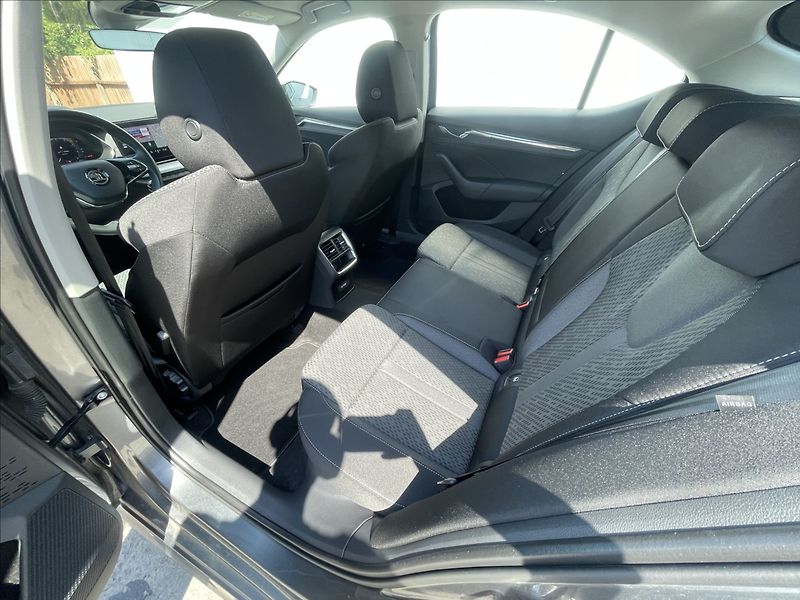 Škoda Octavia 2,0 TDI DSG Style Plus LED+PDC - fotka 17 z 23