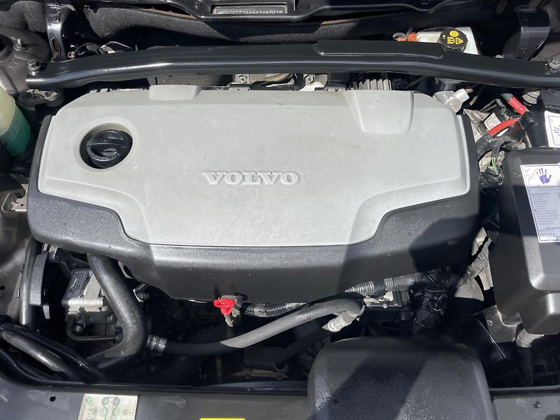 Volvo XC90 2.5TDi D5 200PS AWD R-DESIGN!! - fotka 84 z 180
