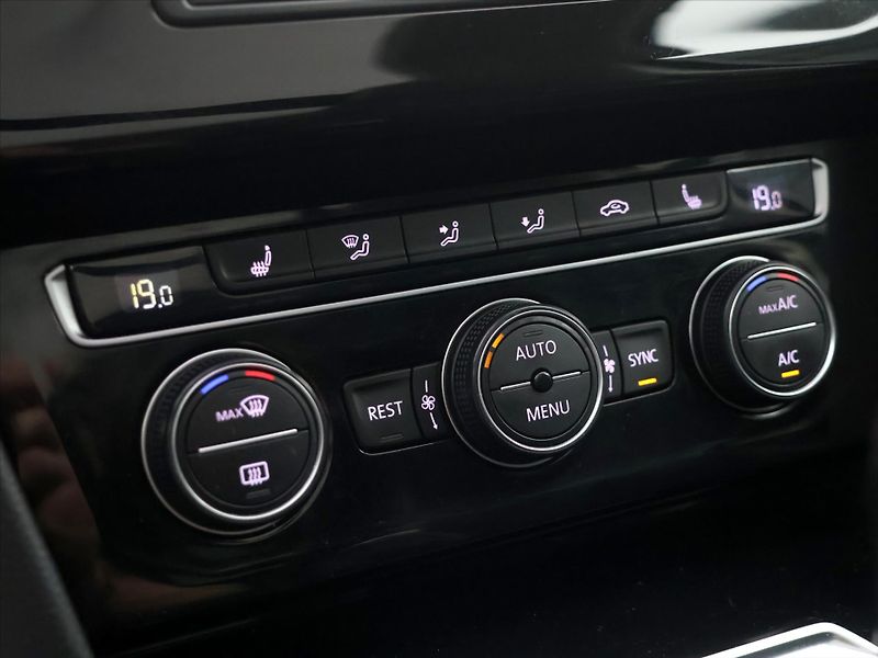 Volkswagen Passat 1,6 TDI Highline Tažné Panoram - fotka 25 z 37