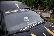 Pohřební automobil pořadatelů závodu Gumbalkan, 4. července 2025, Ostrava.