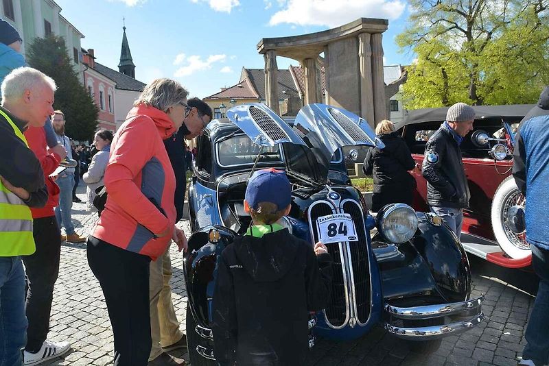 Automobiloví a motocykloví veteráni se vydali v neděli na tradiční jízdu Ze zámku na hrad. Start byl na Horním náměstí v Přerově, kde si lidé užili bohatý program.