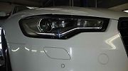 Vůz je vybaven BI xenony a měnit by se při defektu měly obě žárovky. To přijde na 4000 Kč. Po faceliftu v roce 2014 xenony nahradil Matrix LED.