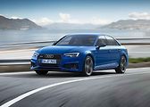 Audi A4. Bílá a černá barva bez příplatku. Metalíza za 30 600 Kč.