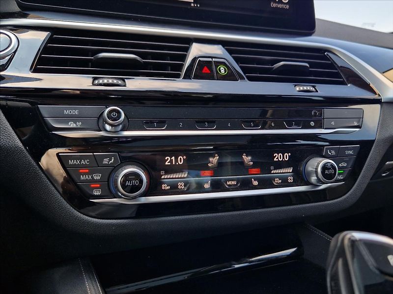 BMW Řada 5 3,0 530d TOURING KOMPLETVÝBAVA - fotka 28 z 46