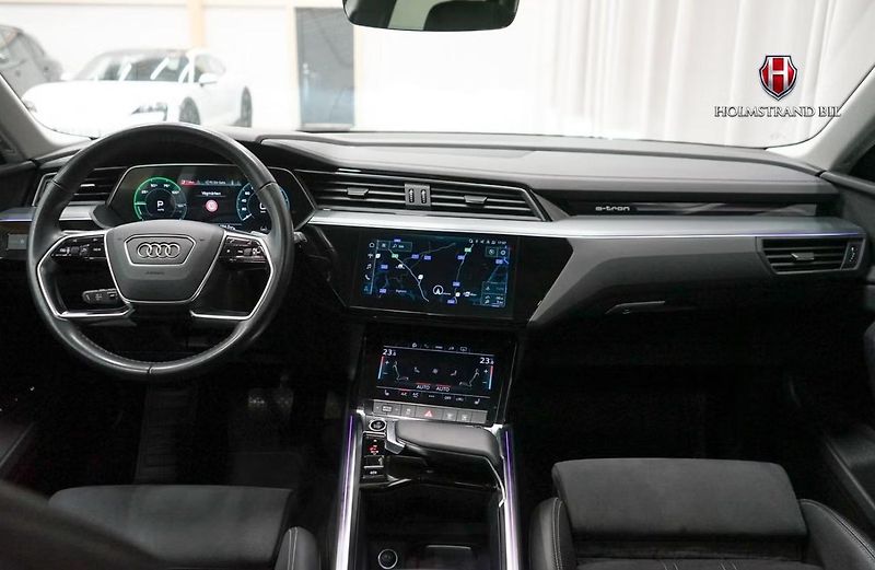 Audi Q8 e-tron 50 Q SoH 94% Kam Pano Tažné - fotka 13 z 25