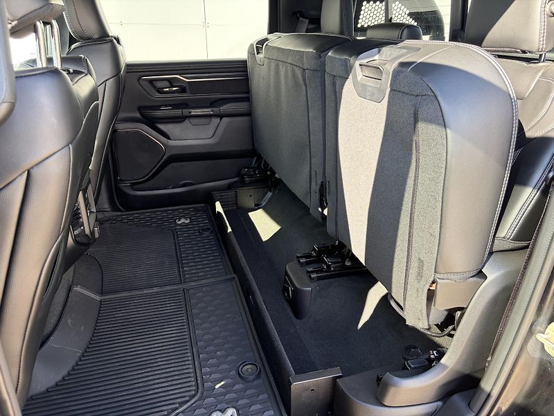 RAM 1500 (2024) Laramie 5.7 V8 HEMI LIFT - fotka 46 z 49