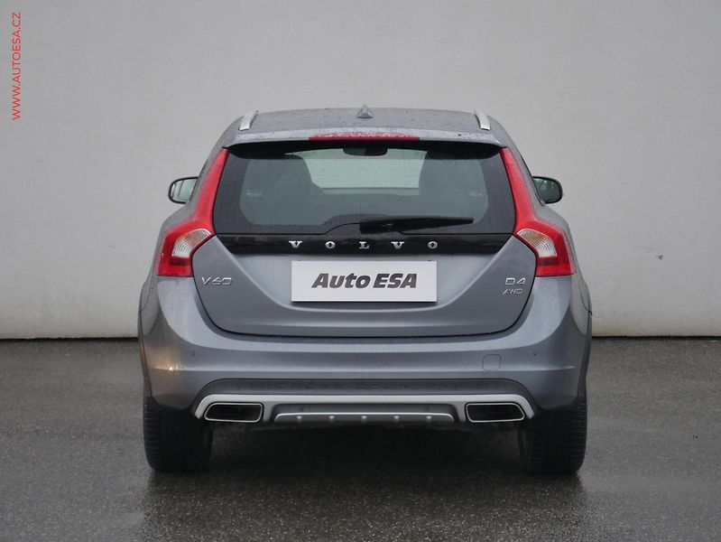 Volvo V60 (2016) 2.4 D4 4x4, ČR, Cross - fotka 5 z 23
