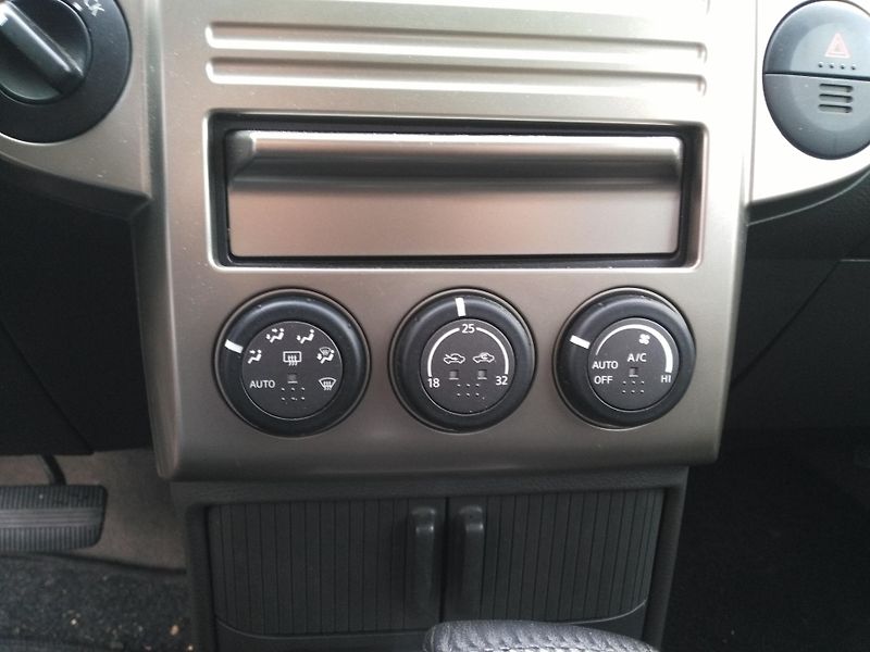Nissan X-Trail 2,5i AWD /121 kW/ Automat - fotka 20 z 37