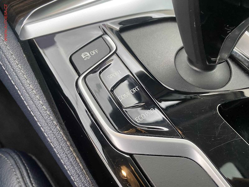 BMW Řada 5 (2018) 2.0 530i xDrive, LuxuryLine - fotka 16 z 21