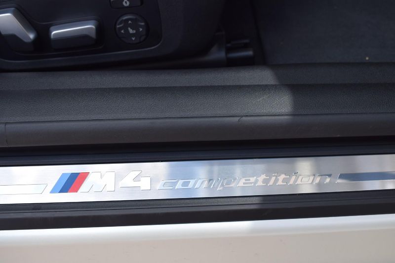 BMW M4 (2022) Competition/Carbon/MatBílá - fotka 54 z 65