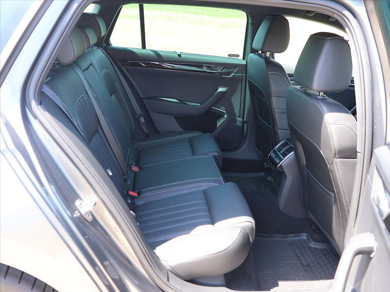 Škoda Superb 2,0 TDI 147kW CZ 4x4 L&K DSG D - fotka 15 z 35