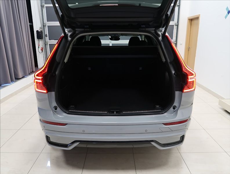 Volvo XC60 2,0 B4 AWD PLUS DARK 1. MAJ ČR - fotka 48 z 55