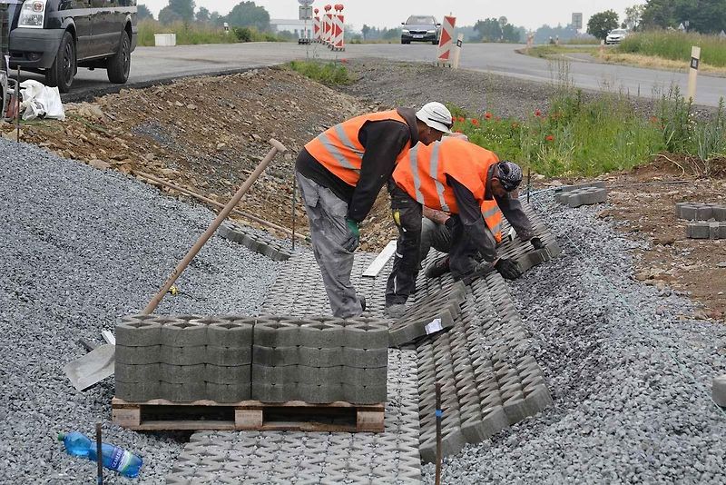Stavba dálnice D1 mezi Říkovicemi a Přerovem je v plném proudu. V těchto dnech se pokládají asfaltové vrstvy na přeložce Tovačovské ulice.