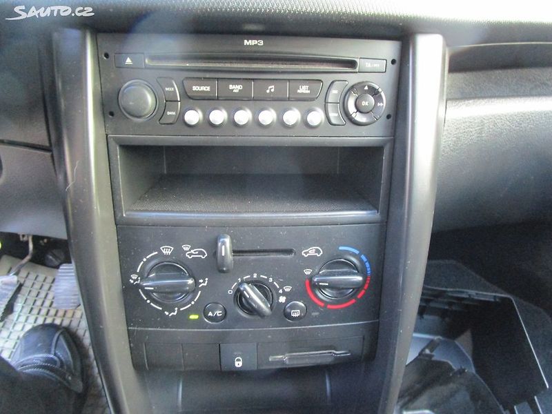 Peugeot 207 1,4 - 54KW + BATERIE - fotka 15 z 19