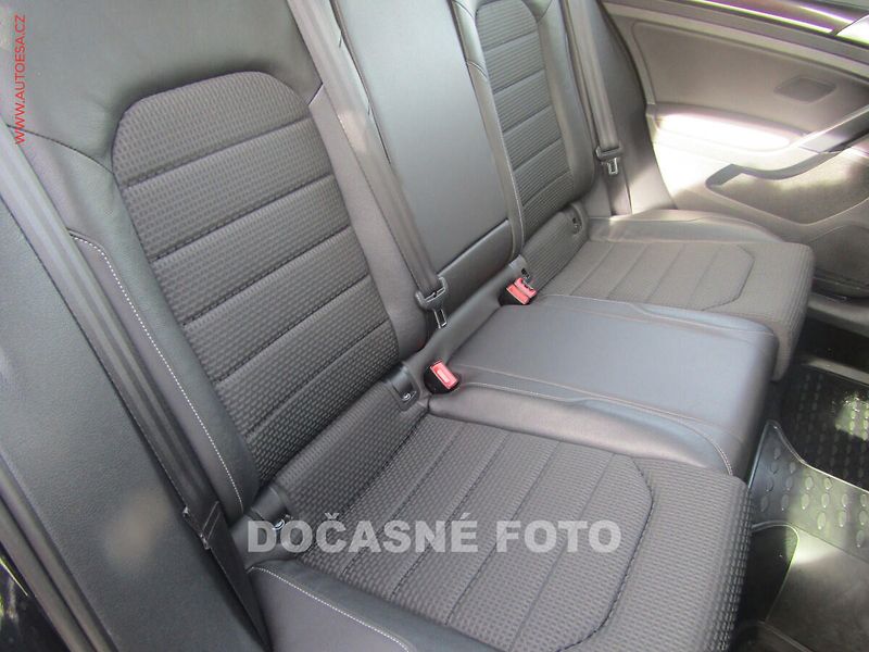 Volkswagen Golf (2015) 1.6TDi, ČR, DSG, park.asist - fotka 9 z 20
