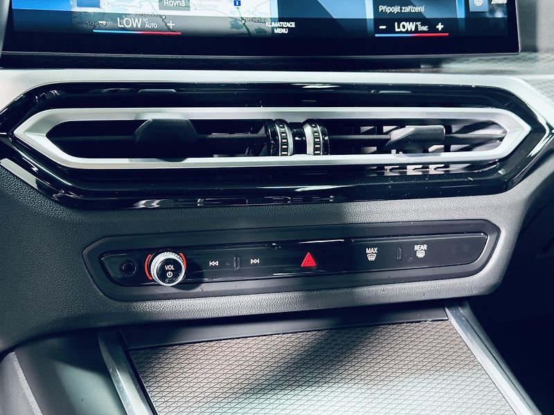 BMW Řada 3 (2023) 330d*xDRIVE*M-PAKET*ZÁR*TAŽNÉ - fotka 24 z 41