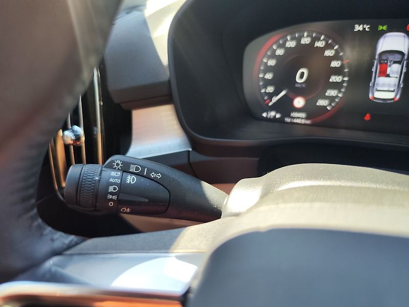 Volvo XC40 D3 2.0D Momentum Pro AT - fotka 30 z 38