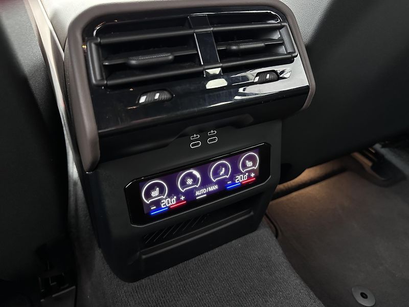 BMW Řada 5 520d xDrive M-Sport PRO - fotka 32 z 37