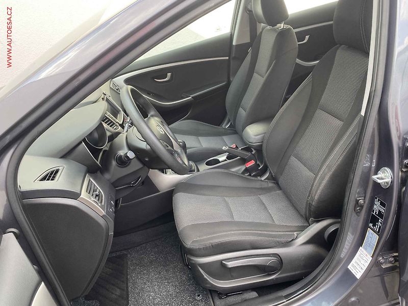 Hyundai i30 (2015) 1.6 CRDi, Trend, navi, kamera - fotka 9 z 19