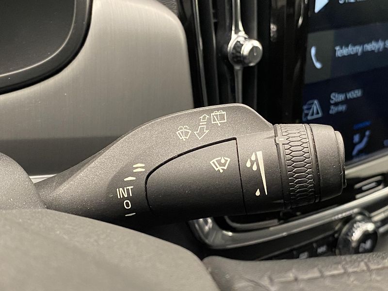 Volvo V90 D4 MOMENTUM AUT  - fotka 22 z 39