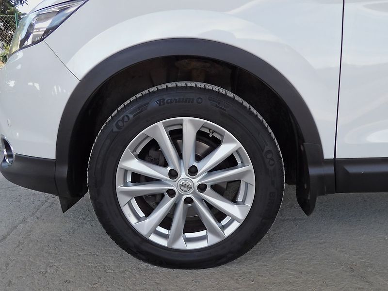 Nissan Qashqai 1.6dCi 4WD Tažné Kamera ČR - fotka 26 z 33