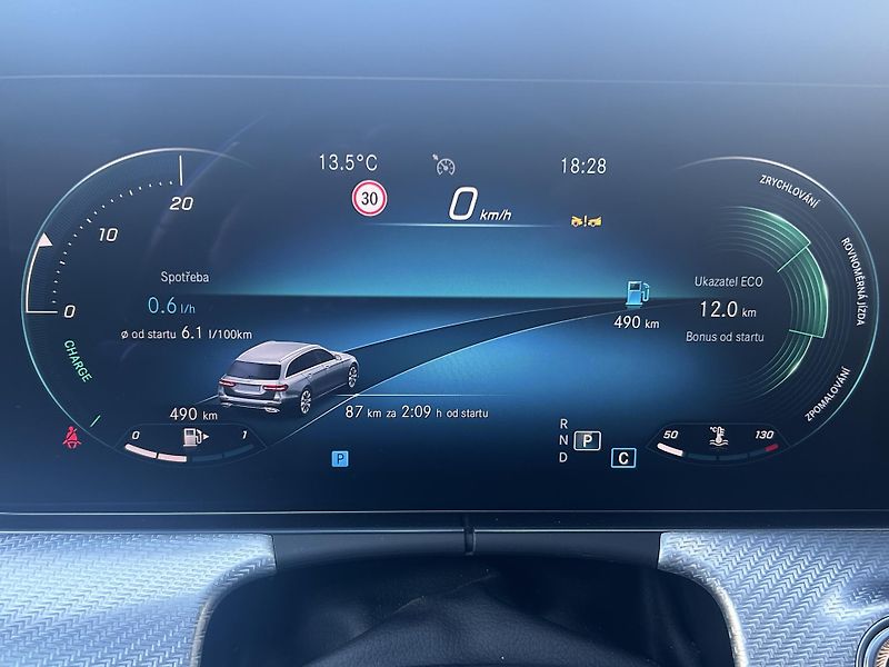 Mercedes-Benz Třídy E (2023) 200d AVANTGARDE ČR 1.maj TAŽNÉ - fotka 39 z 42