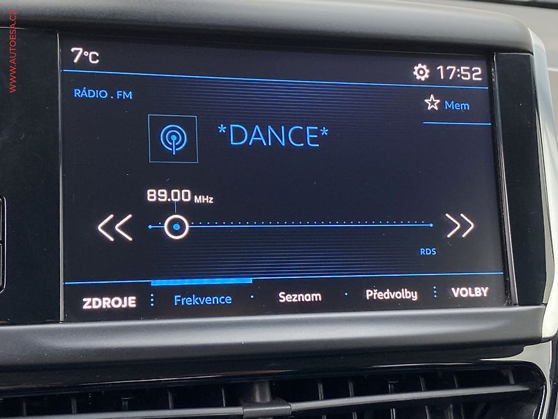 Peugeot 2008 (2018) 1.2 PT, ČR, Allure, park. - fotka 15 z 17
