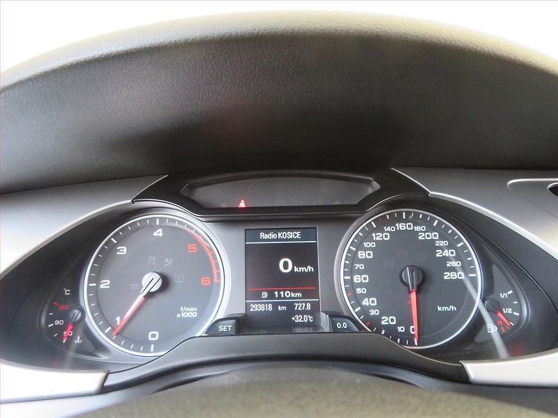Audi A4 (2010) Ambiente 2.0 TDI, Xenony - fotka 11 z 15