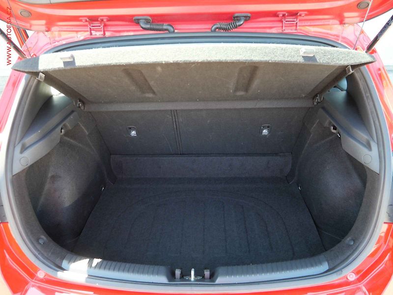Hyundai i30 (2020) 1.5 DPi, ČR, servis.kniha, AC - fotka 7 z 20