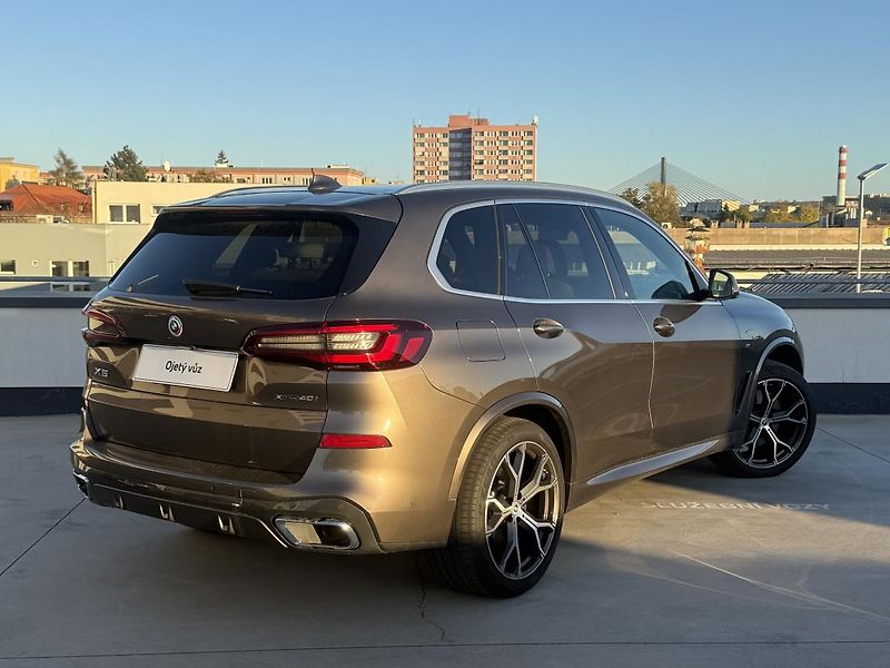 BMW X5 xDrive40i - fotka 2 z 6
