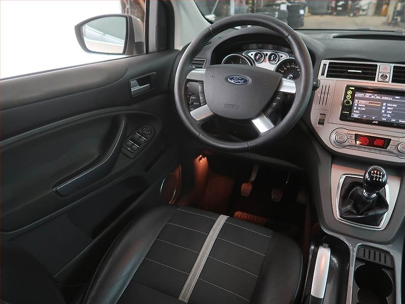 Ford Kuga (2010) 2.0 TDCi, 4X4, Tempomat - fotka 7 z 17