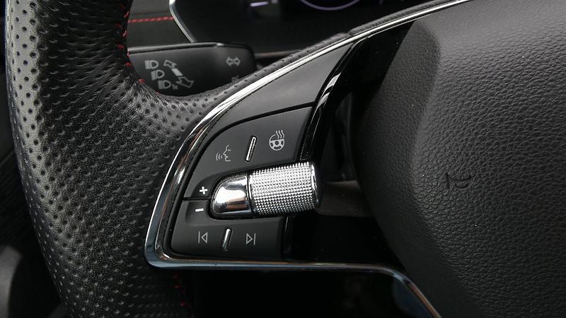 Škoda Octavia Combi 2.0 TSI RS 180kW - fotka 12 z 26
