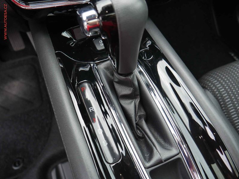 Honda HR-V (2017) 1.5i-VTEC CVT, 2.maj,ČR - fotka 18 z 20
