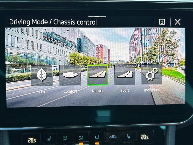 Škoda Superb (2021) kombi 2.0 TDI 7DSG Sportline - fotka 26 z 35