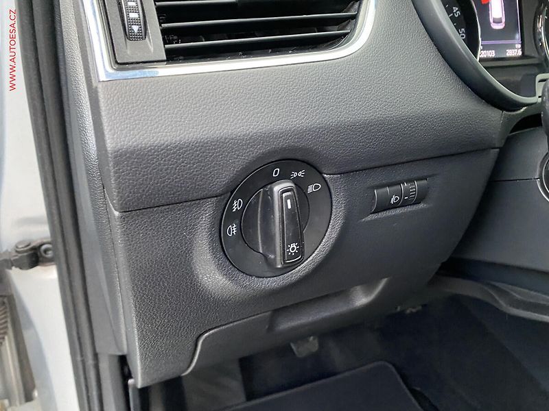 Škoda Octavia (2015) 1.6 TDI, ČR, AC, výhřev sed. - fotka 15 z 17