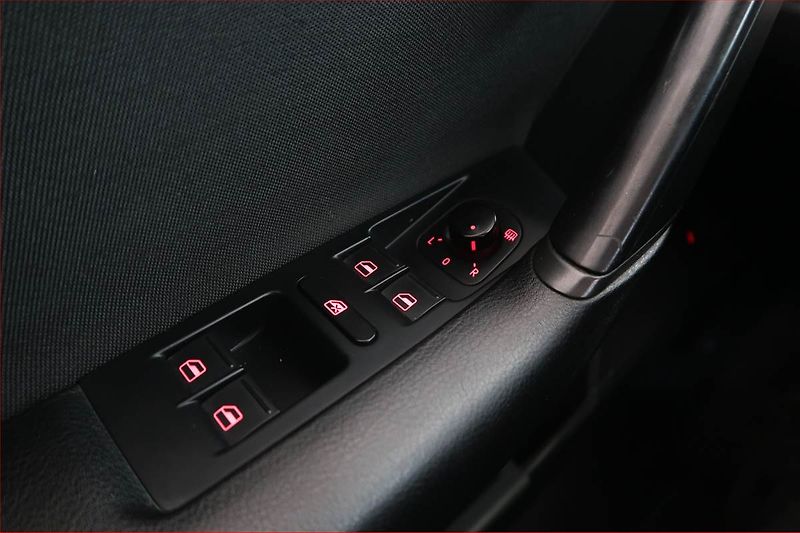 Volkswagen Passat (2011) 2.0 TDI, Navi, Xenony - fotka 16 z 16