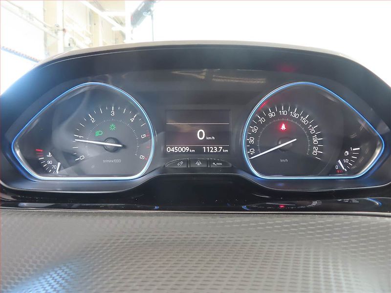 Peugeot 2008 (2016) 1.6 BlueHDi, Serv.kniha, Navi - fotka 11 z 13