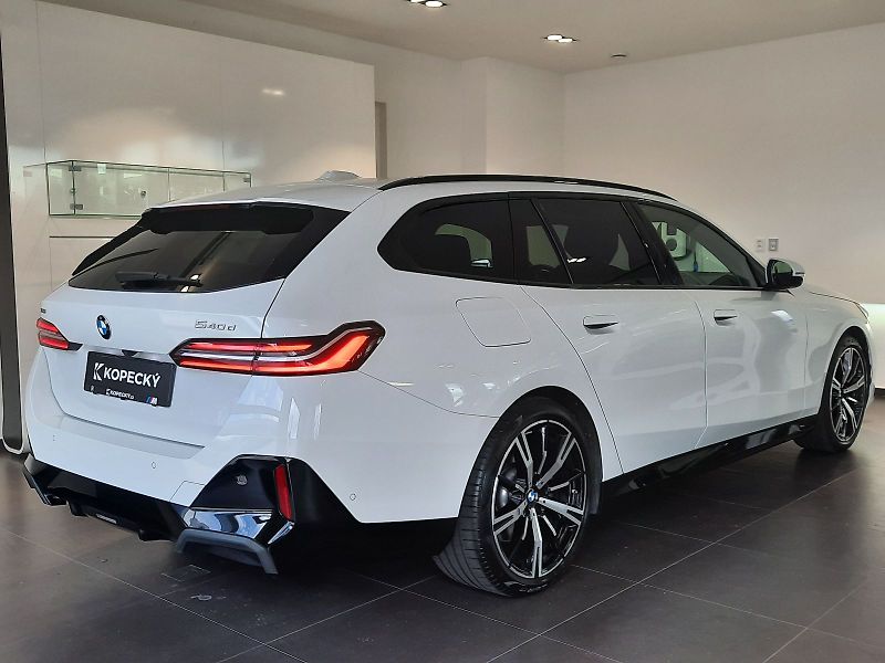 BMW Řada 5 (2025) 540d xDrive Touring M Sport - fotka 6 z 17