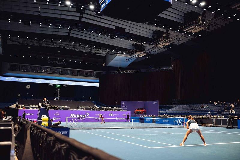 Mercedes-Benz letos odstartoval novou éru jako globální partner ženského tenisu (WTA). Své ambice v tomto sportu nyní potvrzuje i v České republice, kde v rámci ostravského turnaje představuje dvě klíčové novinky: novou generaci modelů GLB a GLC.