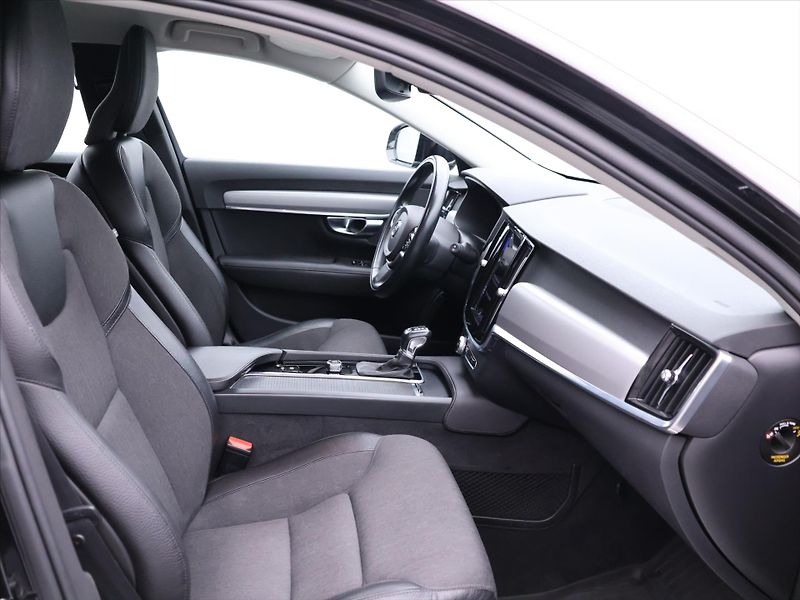 Volvo V90 2,0 D4 140kW Aut. AWD Momentum - fotka 11 z 30