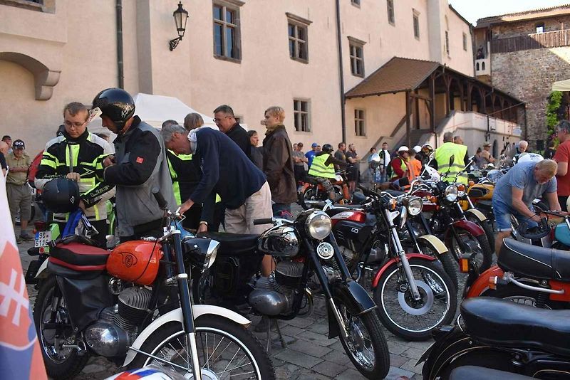 Strakonice si připomněly 105 let od zahájení výroby značky ČZ Sjeli se sem majitelé a obdivovatelé legendárních motocyklů. Na dobu, kdy pro čezetu pracoval, zavzpomínal i náš jediný kosmonaut ve vesmíru Vladimír Remek. A ochotně pózoval na společných sním