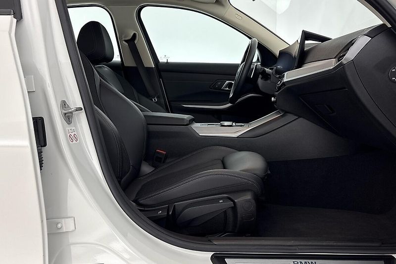BMW Řada 3 řady 3 | 320i - fotka 12 z 24