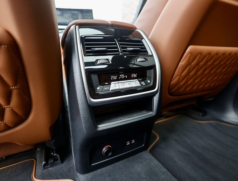 BMW X7 (2023) ALPINA XB7 4.4 V8 Skylounge - fotka 31 z 52