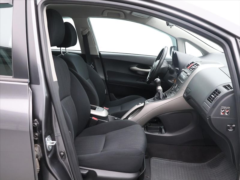 Toyota Auris 1,6 VVT-i 91kW Sol Aut.klima - fotka 10 z 22