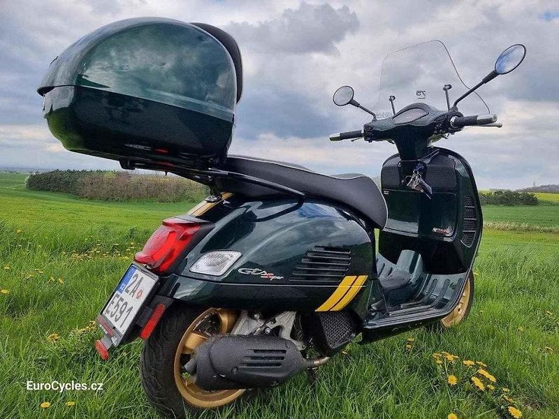 Vespa GTS Super 300 Rosso Coraggioso.