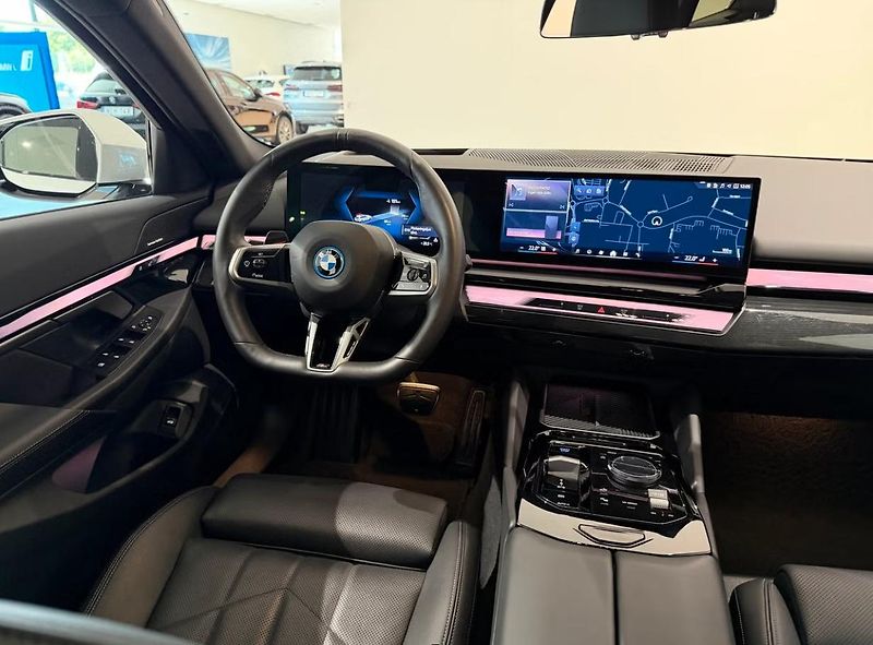 BMW i5 eDrive40 Touring M 360k HuD  - fotka 7 z 9