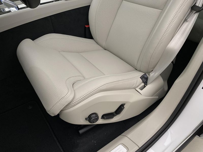 Volvo XC60 B5 AWD BRIGHT ULTRA REZERVACE - fotka 25 z 64