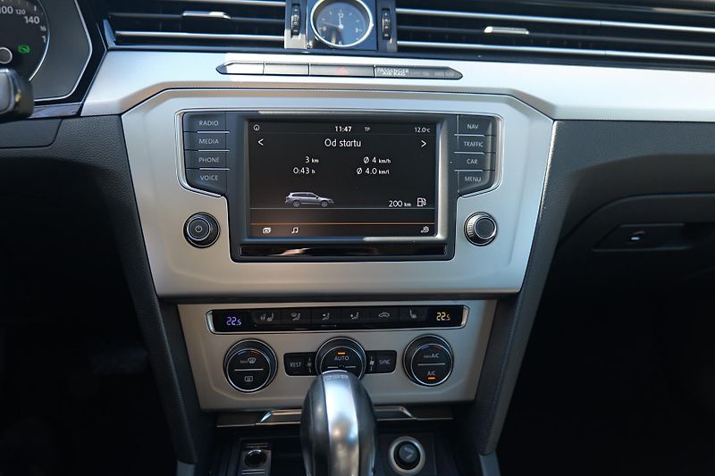 Volkswagen Passat 1.4 TSI 110 kW DSG Kamera Tažn - fotka 23 z 35