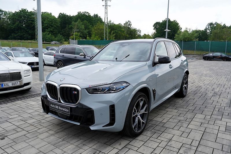 BMW X5 M60i xDrive/AT9/21/530 PS - fotka 2 z 45